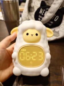 枕元で優しく光るひつじの形をしたかわいい目覚まし時計
