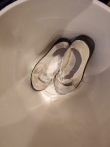 バケツウォッシャーに小学生の上靴と洗剤を入れたところ