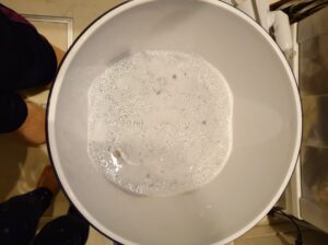 バケツウォッシャーで上靴を洗っている最中。泡の水流が回っている様子