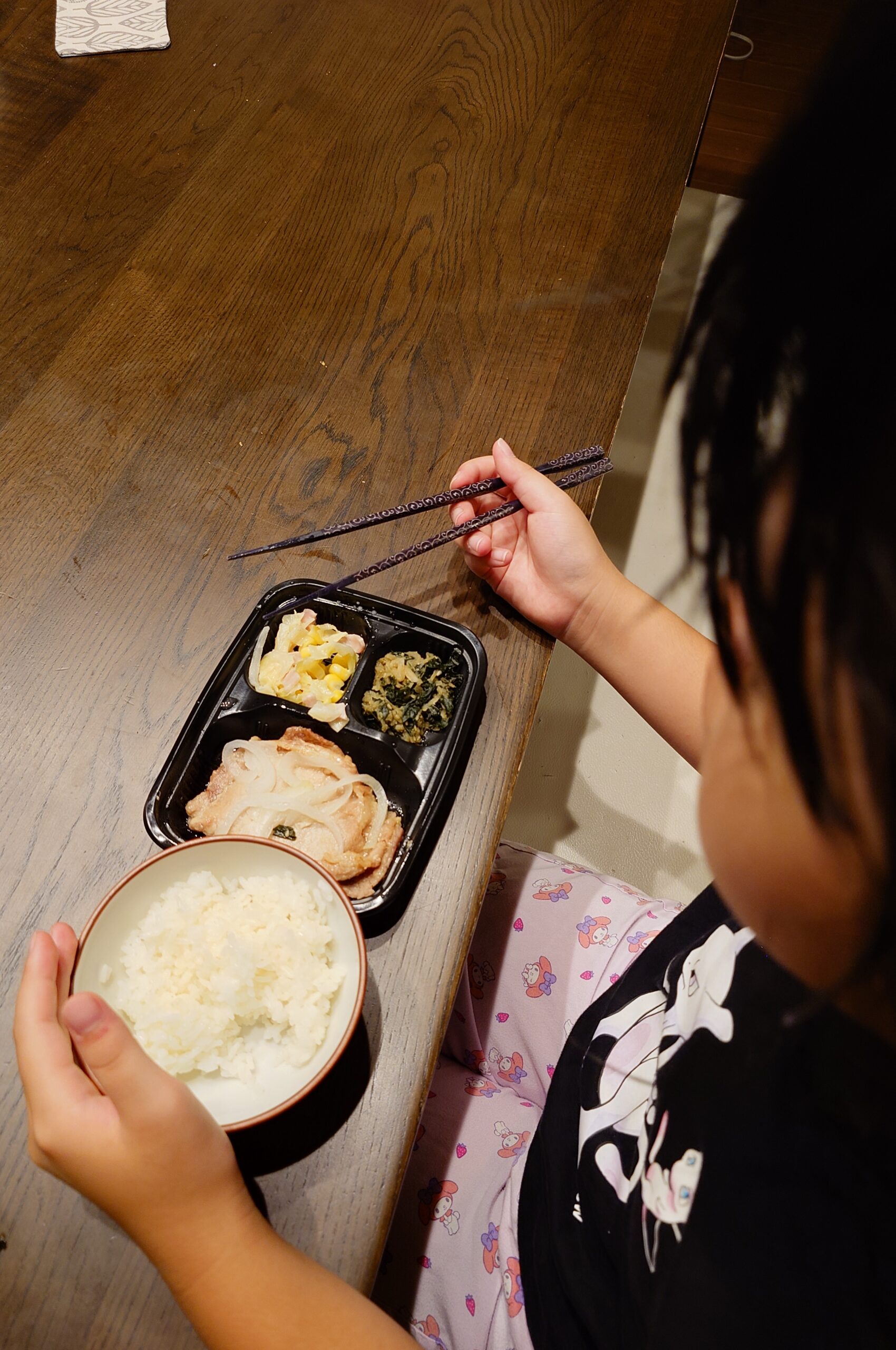 小5の長女が豚の生姜焼きを実食中