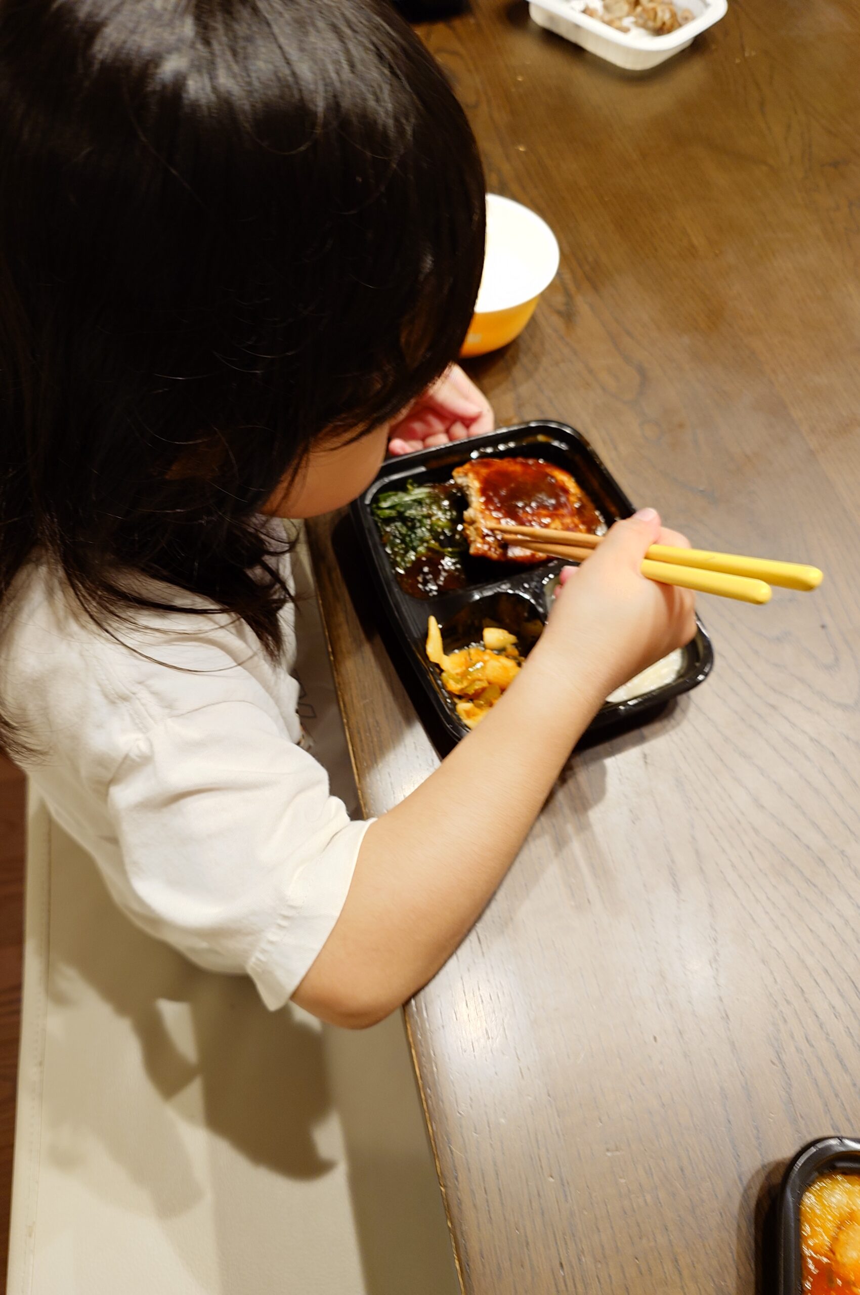 4歳の次女がハンバーグを実食中