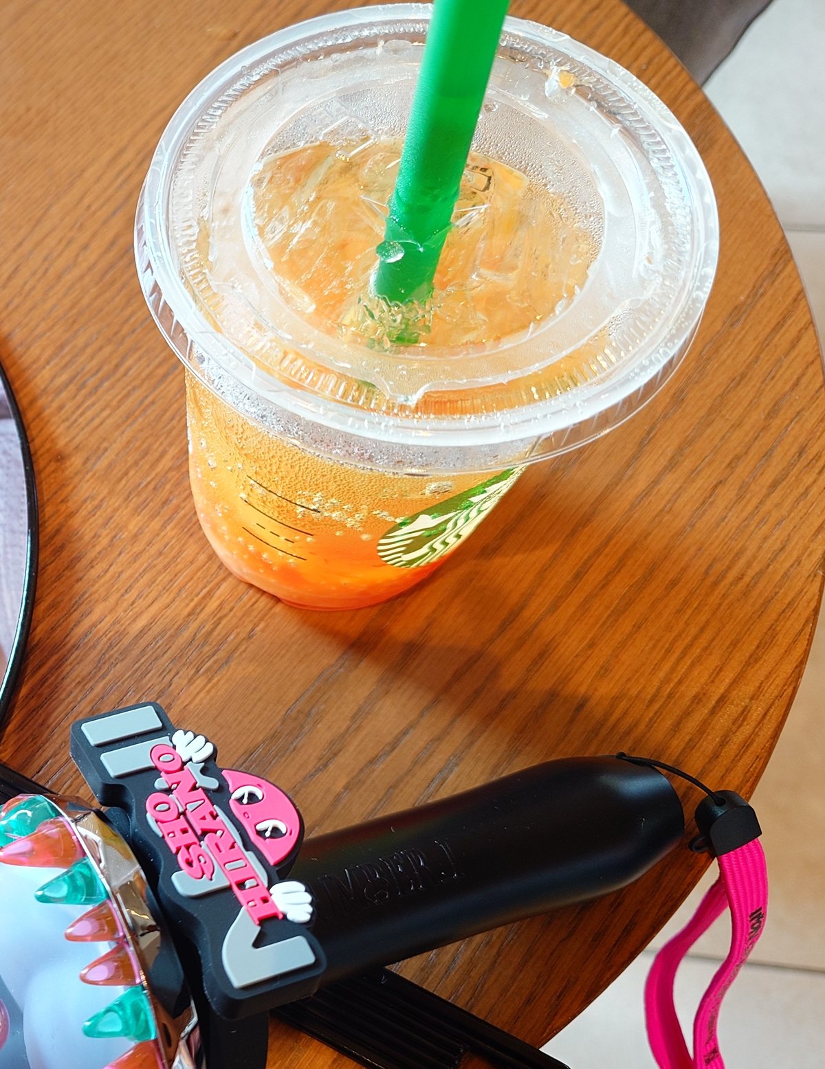 開演前にカフェで休憩。ドリンクとペンライト