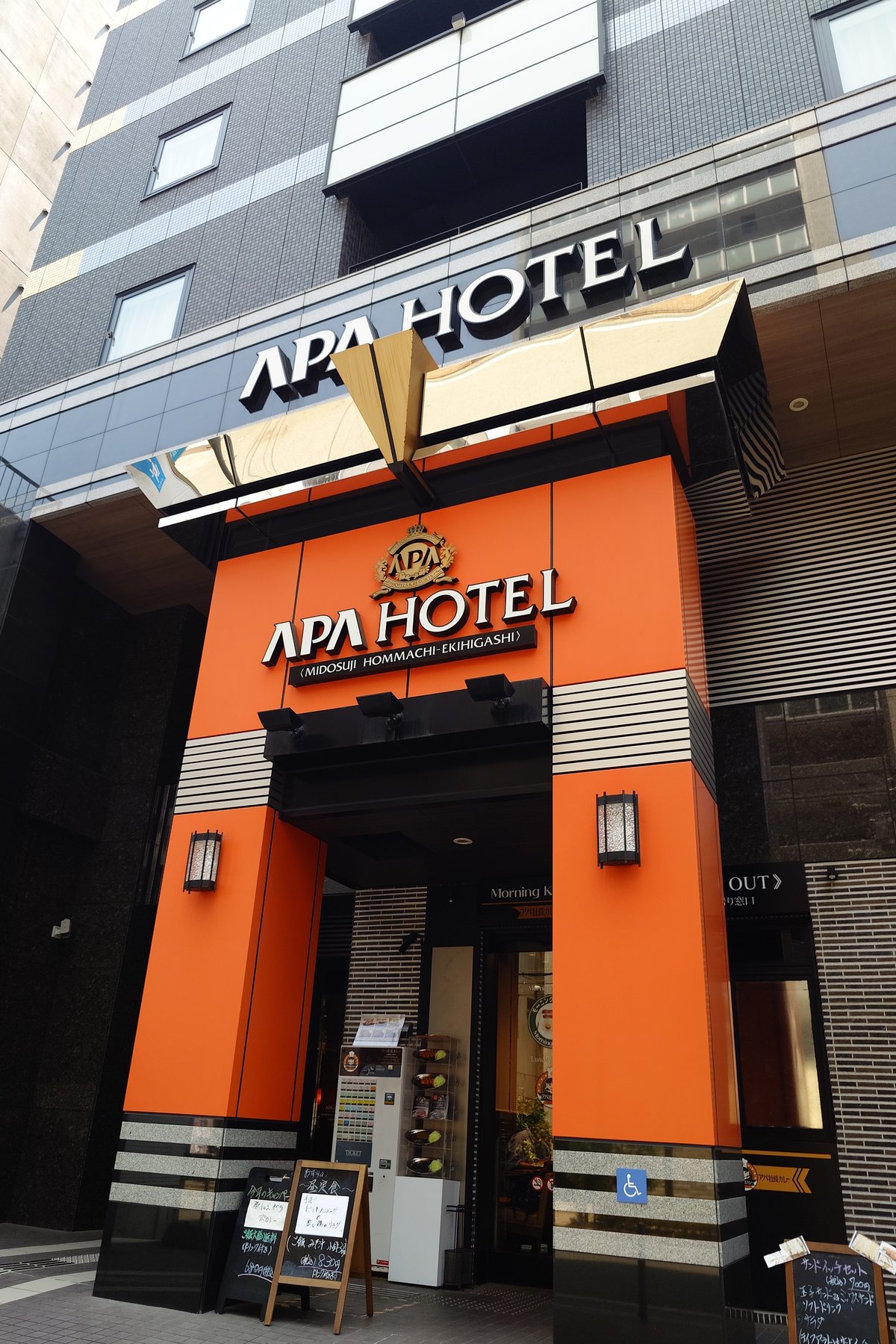 大阪・本町のビジネスホテル外観