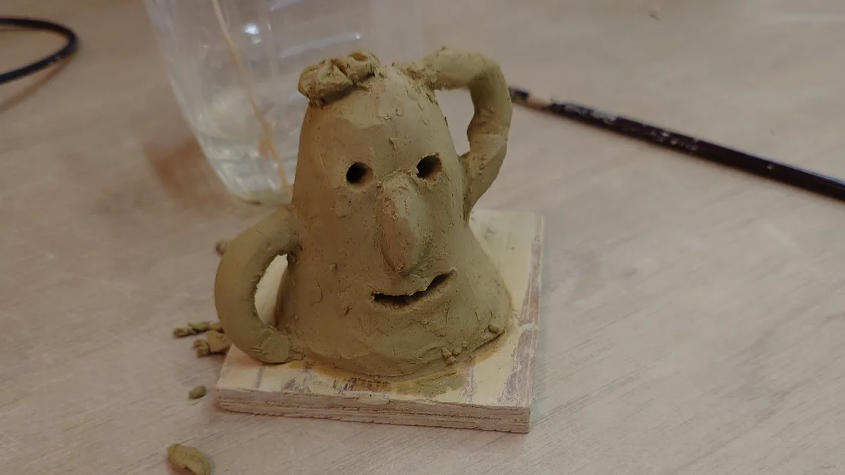 古代生活体験館で4歳の子が作った花つきの埴輪